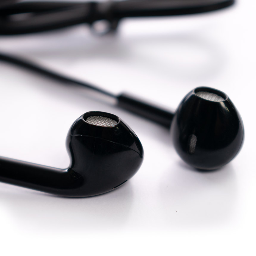Audifonos Cable Plano Regulador de volumen y contestador de llamadas Incluye Estuche