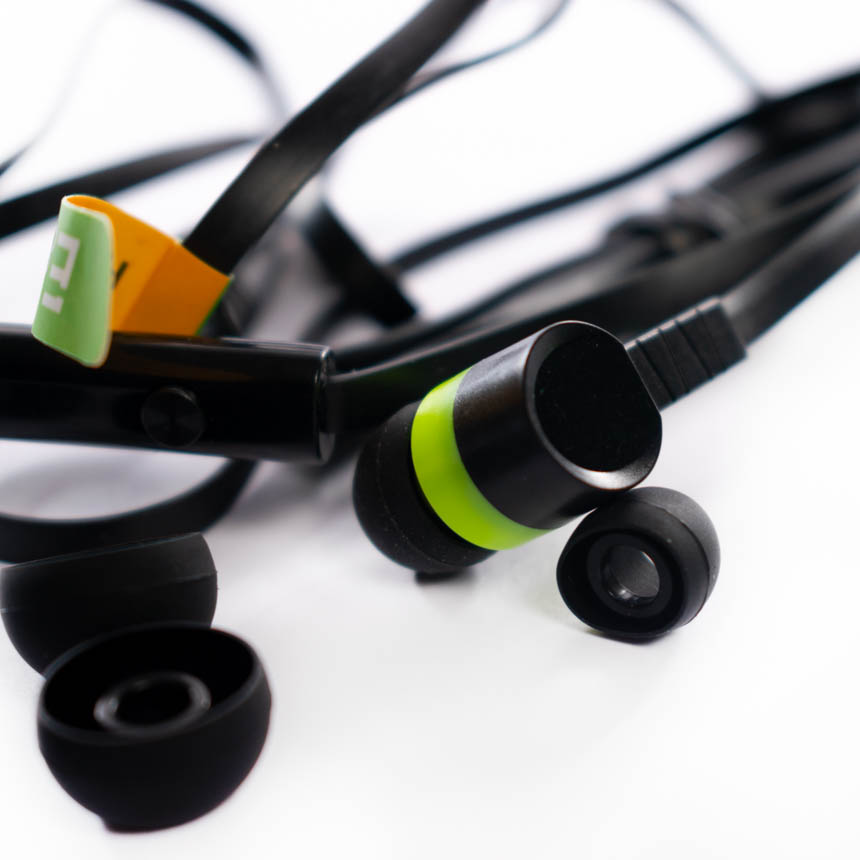 Audifonos Super Bass con Estuche Colores Negro/Blanco